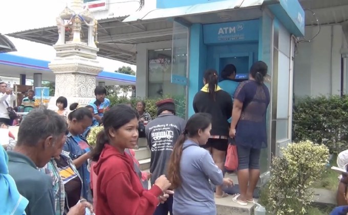 ปชช.แห่กดเงินสวัสดิการแห่งรัฐ หวั่นรัฐยึดเงินคืน