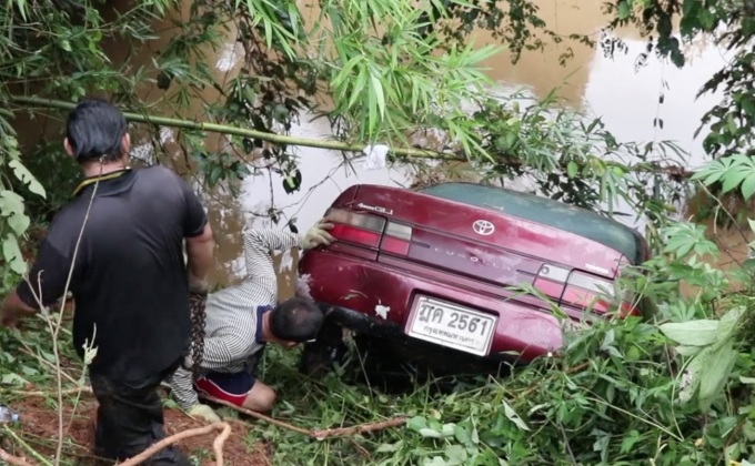 รถตกน้ำคนขับถีบประตูหนีรอดตาย จ.เลย