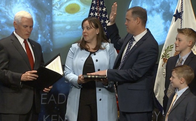 ผู้บริหาร NASA คนที่ 13 สาบานตนเข้ารับตำแหน่ง
