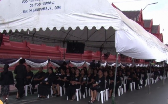 ประชาชนเข้าสักการะพระบรมศพเนืองแน่น