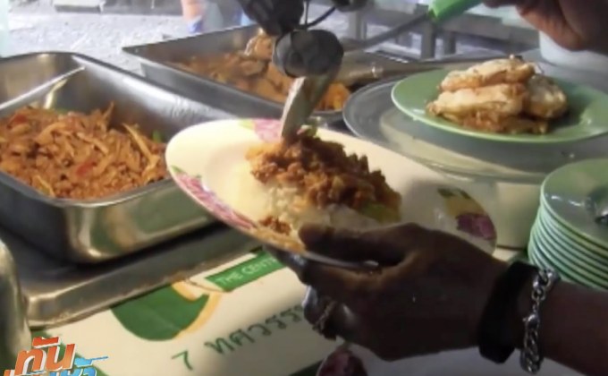 ข้าวแกงเอื้ออาทร 10 บาท สวนกระแสเศรษฐกิจ