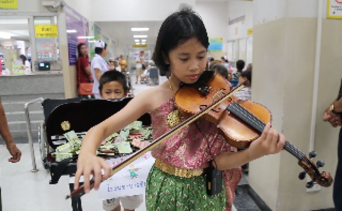 ​นักไวโอลินจิ๋ว เล่นดนตรีหาทุนให้ รพ.ซื้อเครื่องมือแพทย์