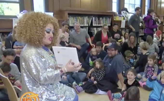 “ชั่วโมงนิทานชายแต่งหญิง” ในห้องสมุดสหรัฐฯ