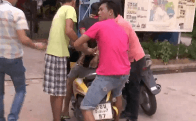 จับพ่อค้ายาบ้าทันควันขณะส่งของ