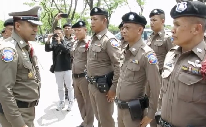 ตำรวจลุยจัดระเบียบแท็กซี่-ตุ๊กตุ๊ก รอบสนามหลวง