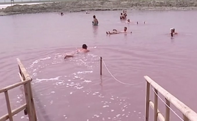 ชาวยูเครนแห่ทำสปาในทะเลสาบสีชมพู