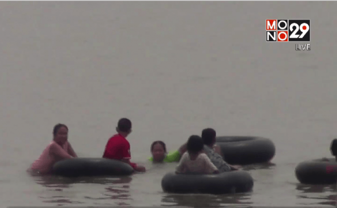 แห่เล่นน้ำคลายร้อนที่หาดมโนภิรมย์สุดคึกคัก