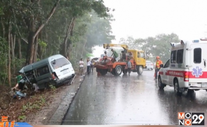 รถตู้เสียหลักชนต้นไม้ เสียชีวิต 2 คน