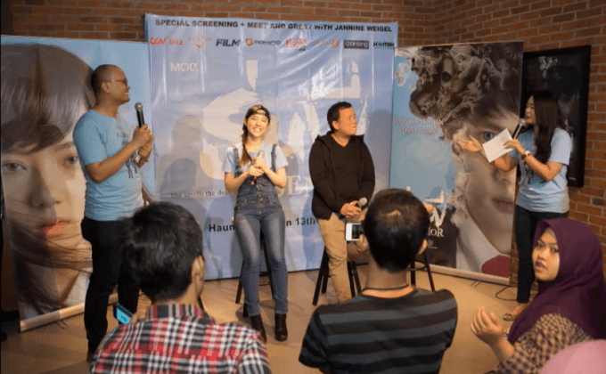 “พลอยชมพู” พร้อมโปรดิวเซอร์ “พี่อ๊อฟ มณฑล” บินเปิดตัว ภ. รุ่นพี่ ที่อินโดนีเซีย