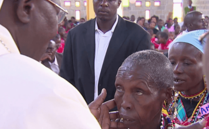 ชาวเคนยาหันมานับถือศาสนาคริสต์มากขึ้น