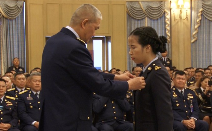 ผบ.ทอ.ประดับเครื่องหมายให้ 3 นักบินหญิงรุ่นแรก