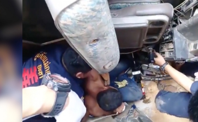 รถโม่ปูนเบรคแตกพลิกคว่ำลงเขาเจ็บ 2 คน