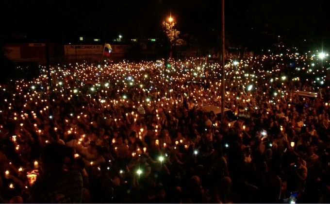 ชาวเวเนฯ รวมตัวจุดเทียนประท้วงรัฐบาล