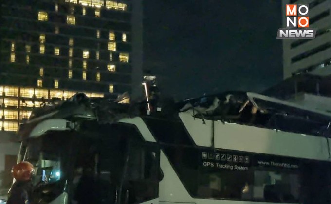 รถบัส 2 ชั้น ชนคานแยกพญาไท หลังคาขาดครึ่ง