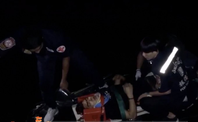 รถยนต์พุ่งตกคลองคนขับรอดหวุดหวิด