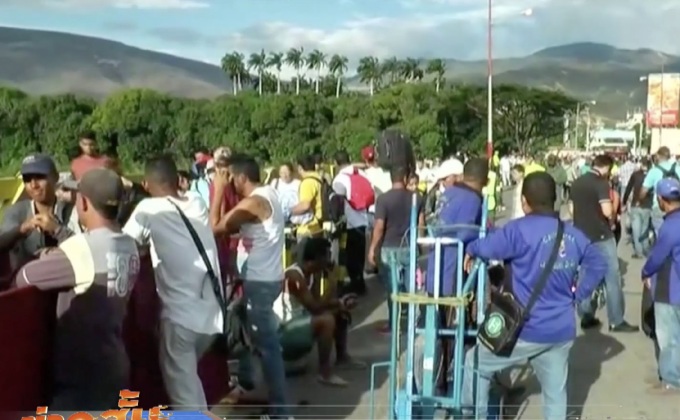 ชาวเวเนฯ แห่ซื้อของตุนในโคลอมเบีย