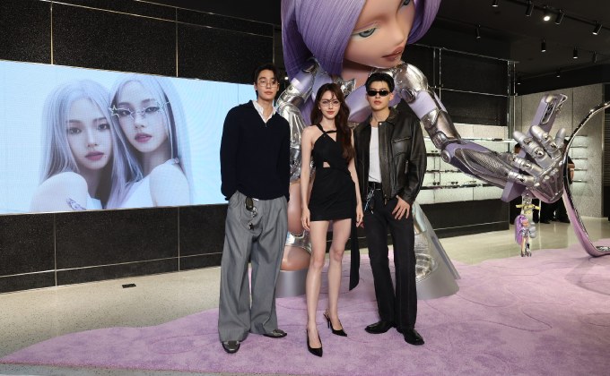 “ใหม่-ดาวิกา” สลัดลุคบนพรมแดง ควง 2 หนุ่ม “ดิว-จิรวรรตน์” และ “ปอนด์-ณราวิชญ์” เปิดตัว “GENTLE MONSTER’S 2025 POCKET COLLECTION” ไฮไลท์พิเศษด้วยการคอลแลปส์ร่วมกับตุ๊กตา BRATZ®