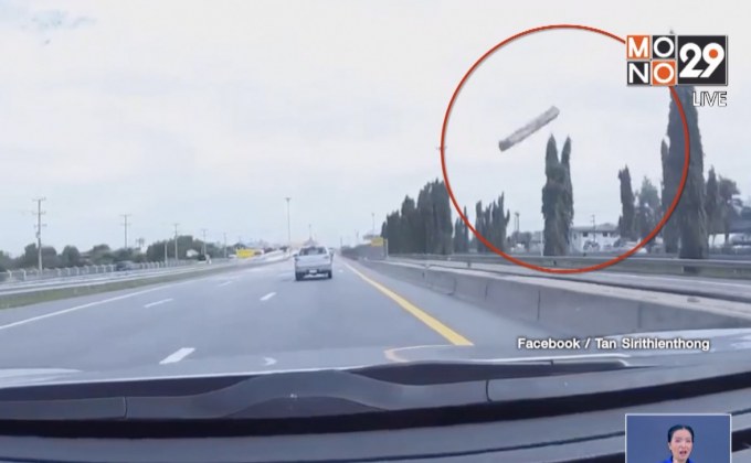 ระทึก! ท่อนไม้ลอยกระแทกกระจกรถ บนมอเตอร์เวย์