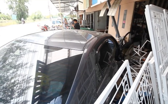 รถยนต์พุ่งชนร้านทำเหล็กดัด จ.ปทุมธานี