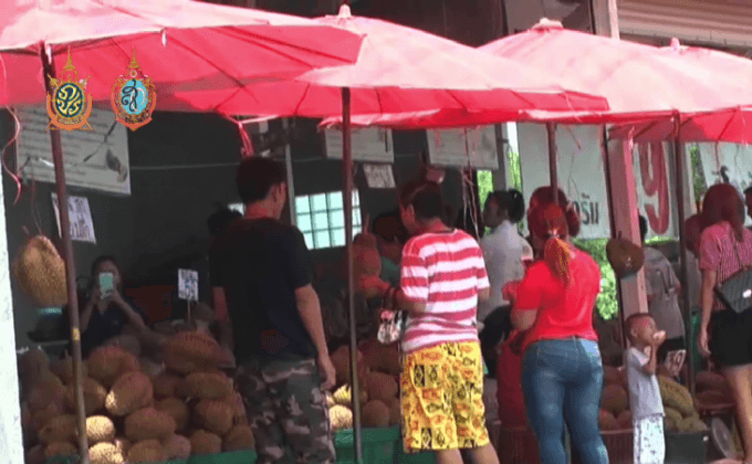 ประชาชนแห่ซื้อทุเรียนราคาถูกที่สิงห์บุรี