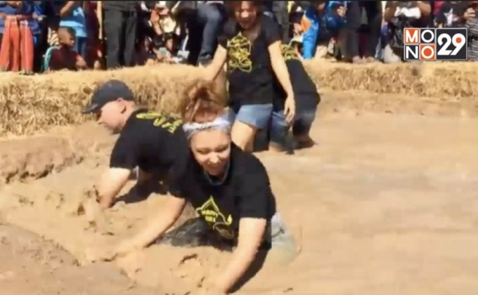 ชาวต่างชาติร่วมแข่งจับปลาไหลใส่ข้อง