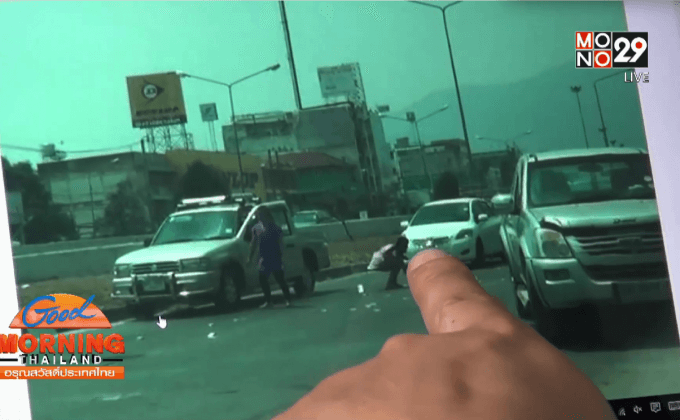 หนุ่มดวงซวย ทำแบงก์ปลิวเกลื่อนถนนกว่า 5 หมื่นบาท