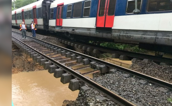 ​รถไฟตกรางใกล้กรุงปารีส บาดเจ็บ 7 ราย