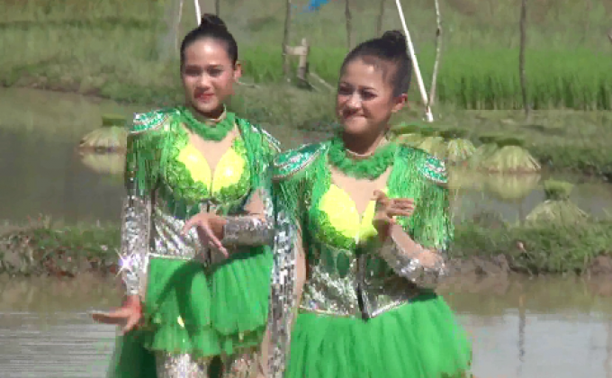 จัดเต็ม! แต่งชุดนางรำลงดำนาแบบสวยๆ