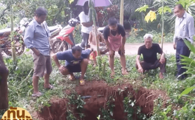 แตกตื่น! พบหลุมยุบลึกกว่า 3 เมตร ริมถนนเมืองกระบี่