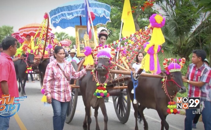 ตักบาตรหลังเกวียน ทำบุญใหญ่ที่เดียวในประเทศ