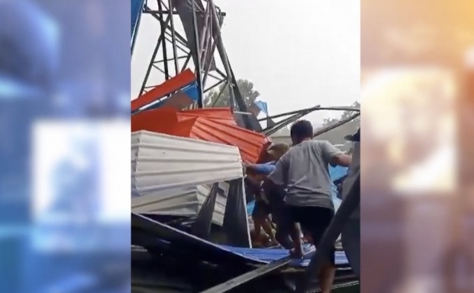 หลังคาตลาดนัดในจังหวัดนครปฐมถล่ม