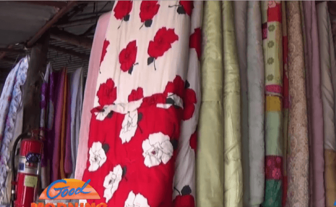 ตลาดชายแดนช่องจอมคึกคัก ผ้าห่มมือสองราคาถูก