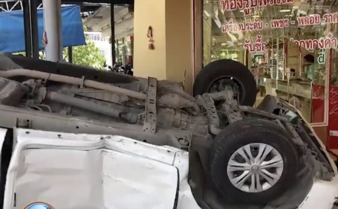 เก๋งซิ่งเบียดกระบะ พุ่งข้ามเลนชนร้านทอง