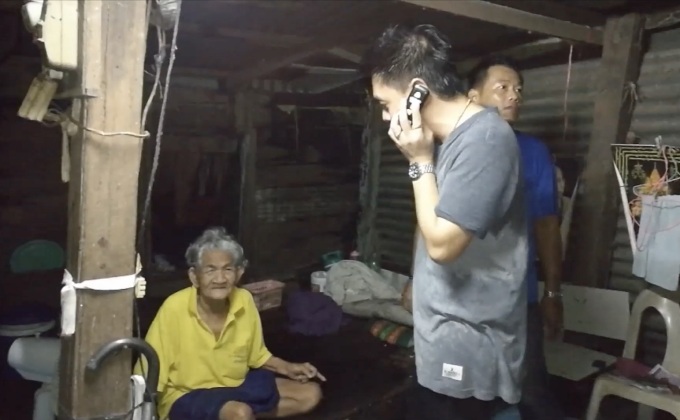เร่งช่วยเหลือยายวัย 84 ปี ก่อนน้ำจะท่วมบ้าน