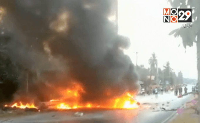 รถตู้เฉี่ยว จยย.พลิกคว่ำไฟลุกย่างสด 4 ศพ