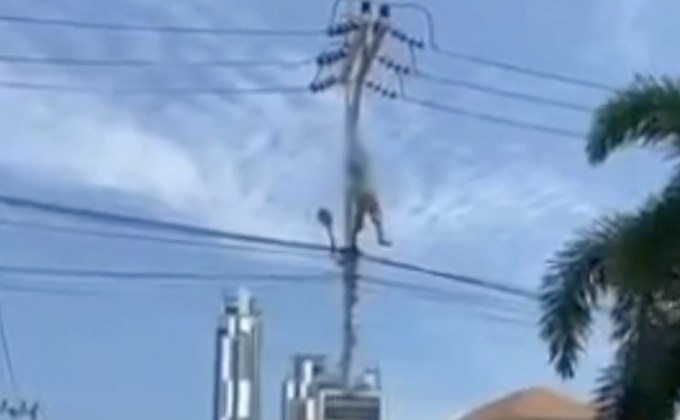 ลุงเครียดปีนเสาไฟฟ้าประท้วงรัฐบาลไม่ได้เงิน 5 พัน