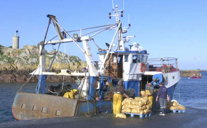 กองทัพเรือฝรั่งเศสพร้อมแทรกแซงศึกแย่งหอยเชลล์