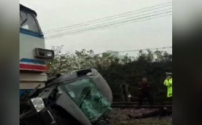 รถไฟชนรถยนต์ 2 คันในจีน