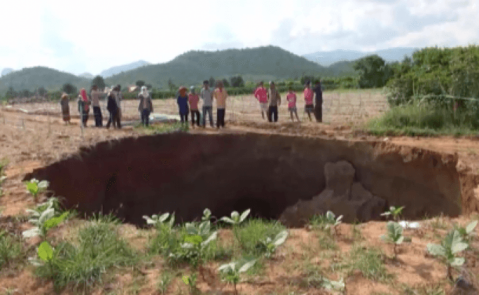 พบหลุมยุบกว้าง 12 เมตร จ.กาญจนบุรี