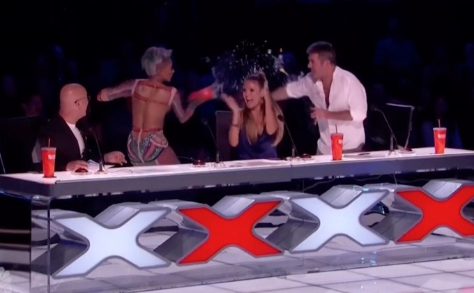 “เมล บี” โมโห สาดน้ำ-ลุกหนีกลางรายการสด