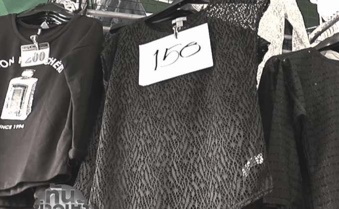 ประชาชนซื้อชุดดำใส่ถวายอาลัย