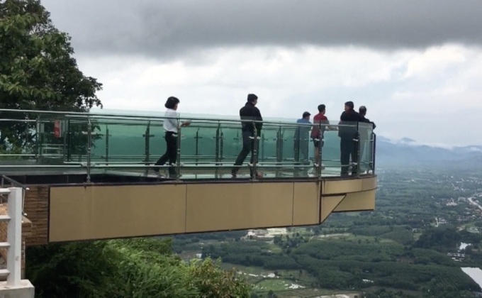 นักท่องเที่ยวแห่เที่ยวสกายวอล์คคึกคัก