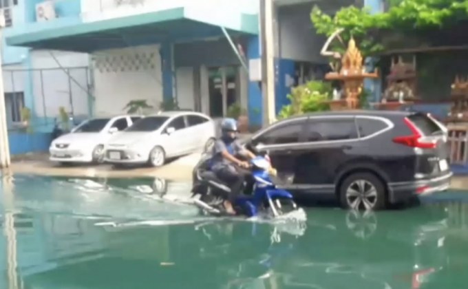 ชาวบ้านผวาน้ำท่วมขังถนนเป็นสีเขียว หวั่นโรงงานลอบปล่อยสารเคมี