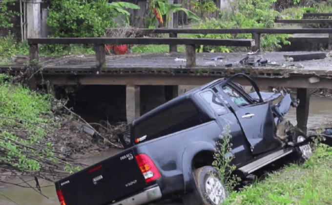 หนุ่มซิ่งรถแหกโค้งชนสะพานพังยับที่จ.เชียงราย