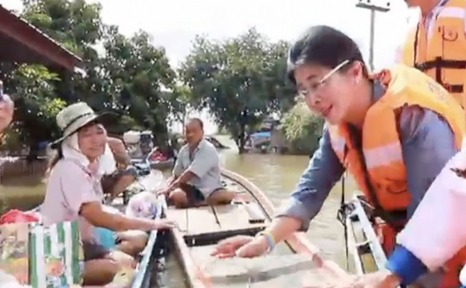 “สุดารัตน์” ลงเรือแจกถุงยังชีพ จ.อุบลราชธานี