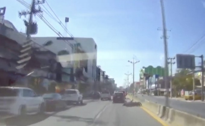 รถยนต์เก๋งชนตำรวจเจ็บสาหัส จ.ชลบุรี