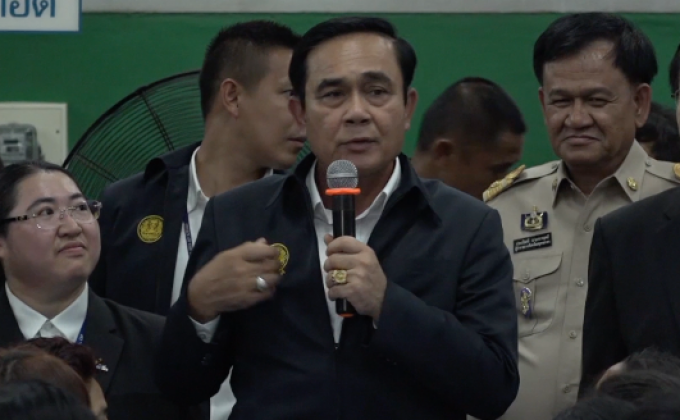 นายกฯ ลงพื้นที่สมุทรสาคร – เพชรบุรี หวิดถูกปูหนีบมือ