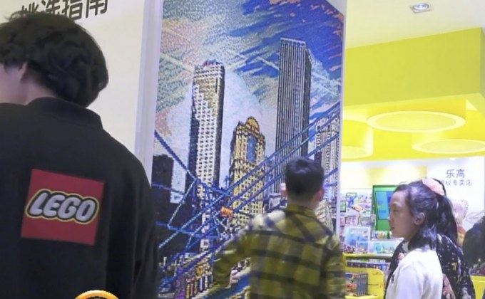 ​หนุ่มจีนสร้างผลงานภาพด้วยตัวต่อเลโก้