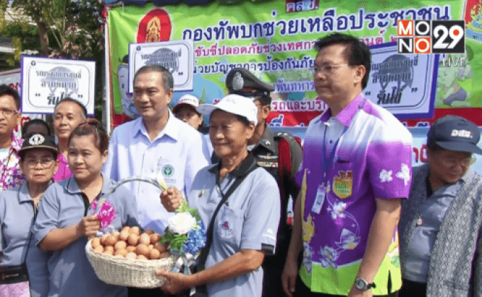 รณรงค์สวมหมวกแจกไข่ต้มลดอุบัติเหตุ