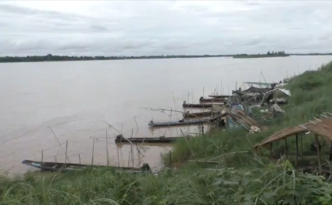 ช่วงน้ำหลากชาวประมงแม่น้ำโขงหาปลาขายคึกคัก